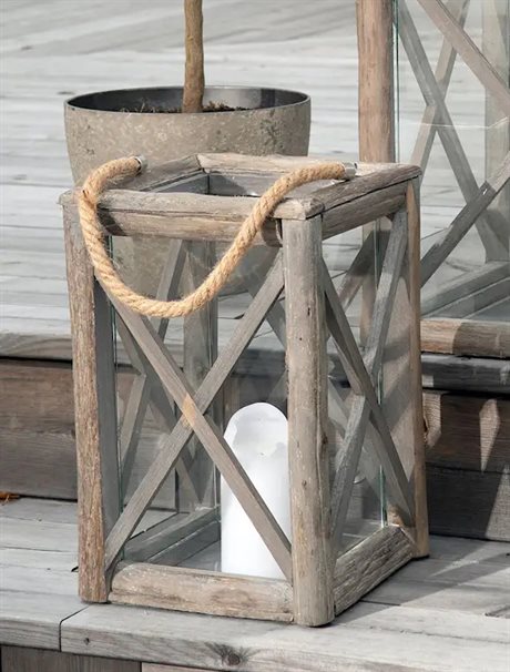 Lykta med rephandtag & träkryss i vintage finish 24x24x37cm