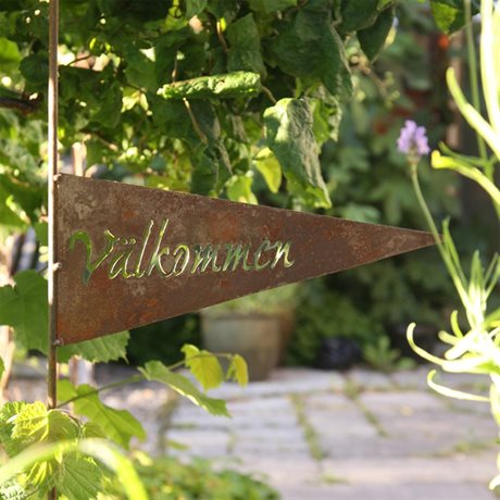 Vimpel i rostig plåt med text "VÄLKOMMEN" H:100cm