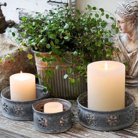 Ljusfat med dekorkant BLOMMA i antik zink – tre storlekar. Pris från: