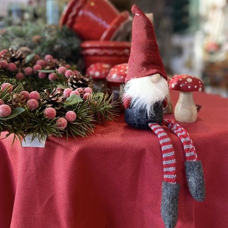 Tomte sittande med stickade ben & luva Höjd:20cm