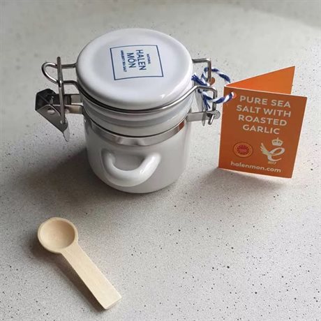 Havssalt – Halen Môn Pure Sea Salt with Roasted Garlic i porslinsburk m sked 15g
