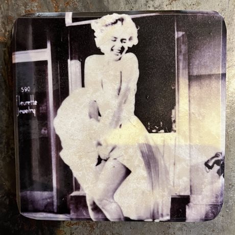Glasunderlägg – Marilyn Monroe kjollyft