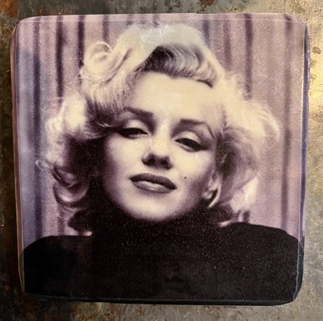 Glasunderlägg – Marilyn Monroe i svart polo