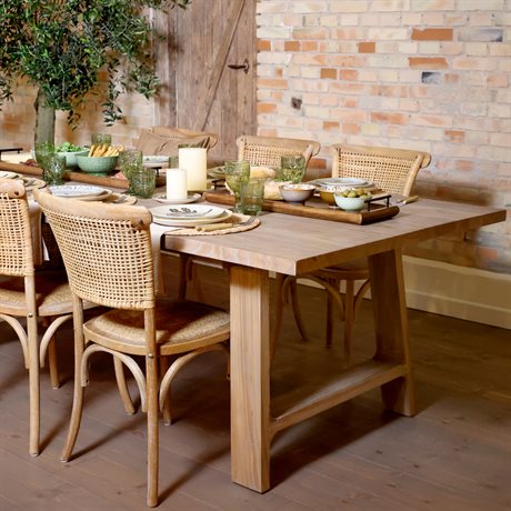 Matbord i återvunnet trä 