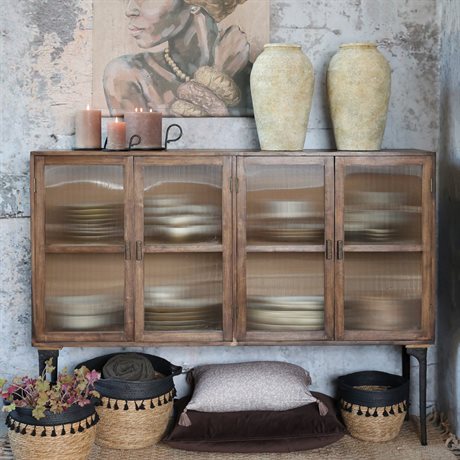 Skänk med räfflade glasdörrar