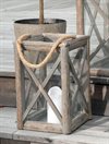 Lykta med rephandtag & träkryss i vintage finish 24x24x37cm