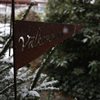 Vimpel i rostig plåt med text "VÄLKOMMEN" H:100cm
