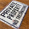 Metallskylt i vintagestil – Private Property • No Trespassing 15x20cm