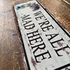 Metallskylt i vintagestil – Alice in Wonderland... We're all mad here 15x20cm