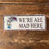 Metallskylt i vintagestil – Alice in Wonderland... We're all mad here 15x20cm
