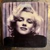 Glasunderlägg – Marilyn Monroe i svart polo