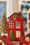 Ljuslykta i stengods – Rött hus med julgran H:20cm 